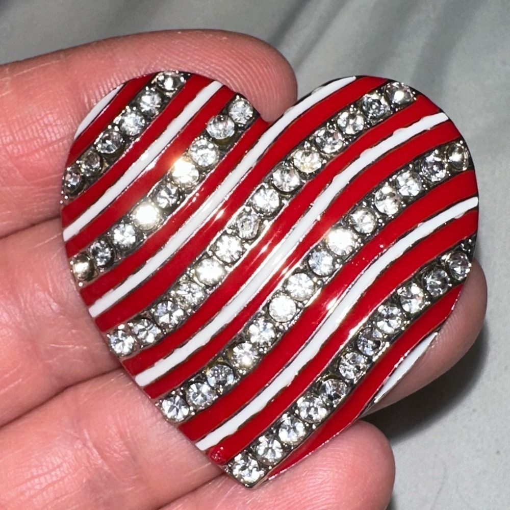 Heart brooch pen with rhinestones red and striped